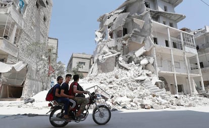Casas bombardeadas en Ariha (Idlib), el viernes tras el inicio de la tregua.