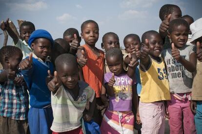 Menores del grupo de apoyo de MSF en Tsholotsho.