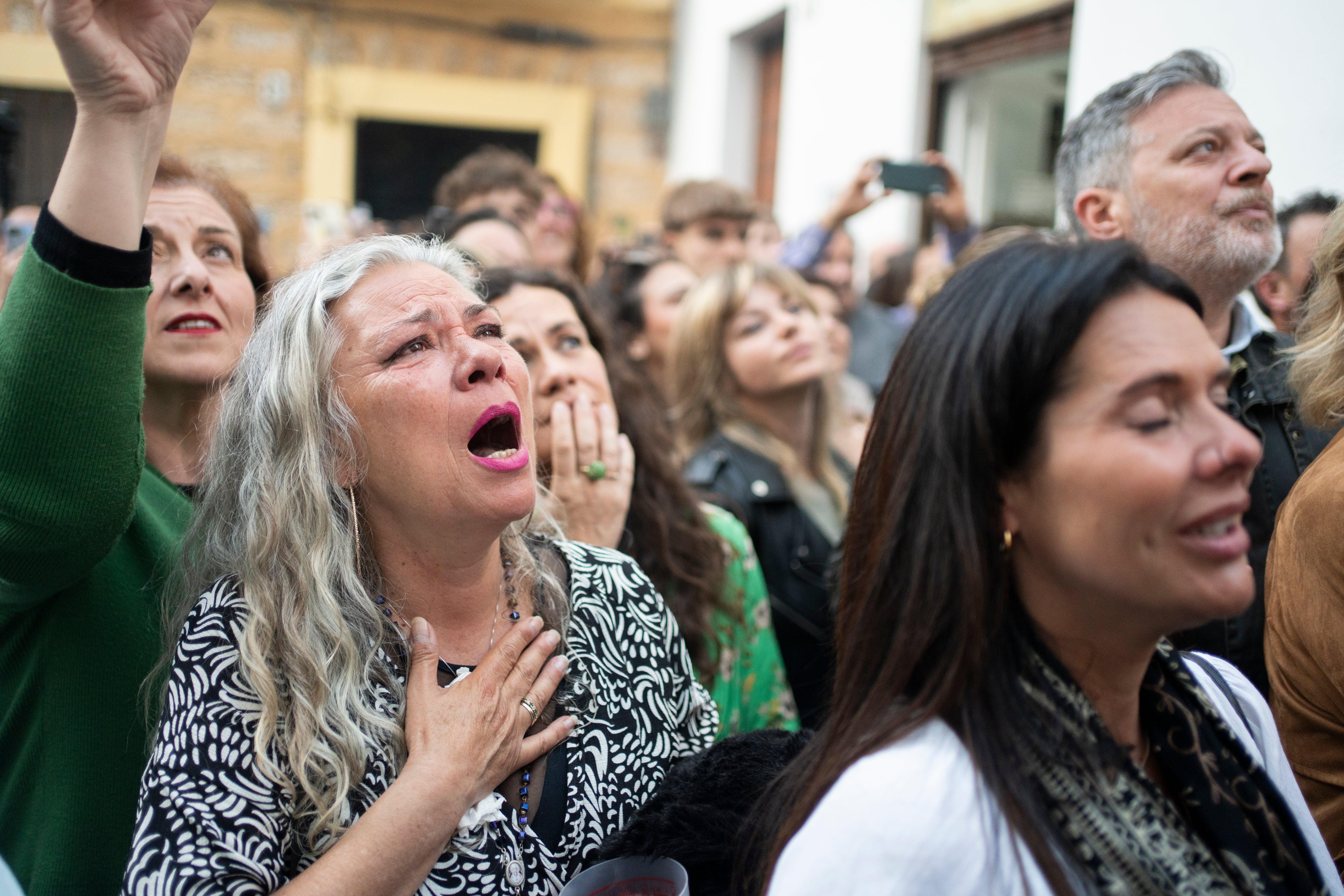 Fieles del barrio de Santa María durante la salida procesional del Nazareno de Santa María de 2025. Foto Fernando Ruso