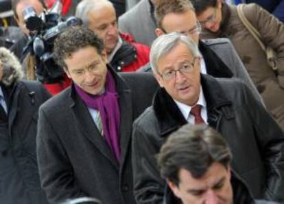 El primer ministro luxemburgués, Jean-Claude Juncker (c- der), y el ministro holandés de Finanzas, Jeroen Dijsselbloem (c-izq), comparecen ante los medios previo a su encuentro en el Ministerio de Estado luxemburgués.