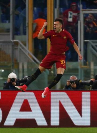 Celebración de El Shaarawy tras su primer gol.