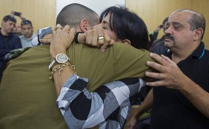 Azaria amb els seus pares, aquest dimecres abans del veredicte a Tel Aviv.