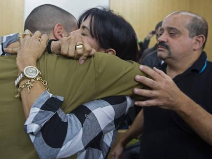 Azaria amb els seus pares, aquest dimecres abans del veredicte a Tel Aviv.