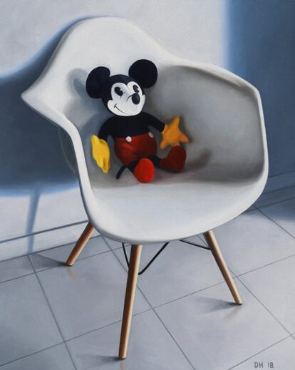 Parece un muñeco sentado en una silla, pero no lo es. 'Mickey On Eames Chair' es un óleo sobre tabla de Danny Heller, artista licenciado en Bellas Artes por la Universidad de California en Santa Bárbara especialista en pintura realista.
