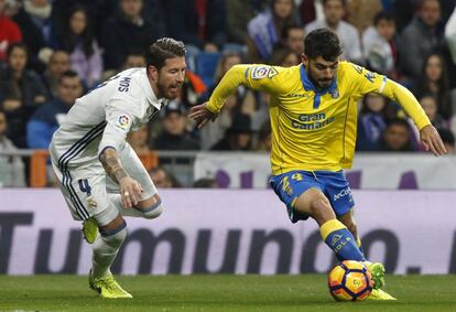 El defensa del Real Madrid Sergio Ramos (i) intenta parar al delantero de Las Palmas Pedro Tanausú 'Tana' en el primer gol del equipo canario.