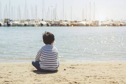 Un ni&ntilde;o mira al horizonte. 