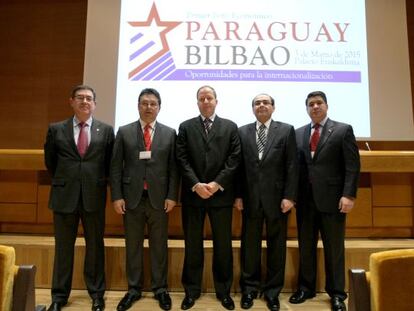 Alberto García Erauskin, primero a la izquierda, junto a la delegación de Paraguay.