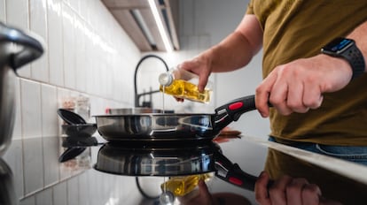 Un protector contra salpicaduras para la cocina es una de las mejores maneras de evitar las manchas de aceite