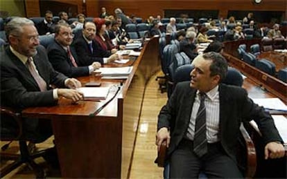 Rafael Simancas (a la derecha) conversa con Fausto Fernández durante el debate de presupuestos en la Asamblea de Madrid.