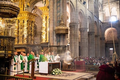 Momento de la "misa del peregrino" en la catedral de Santiago.