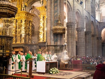 Momento de la "misa del peregrino" en la catedral de Santiago.