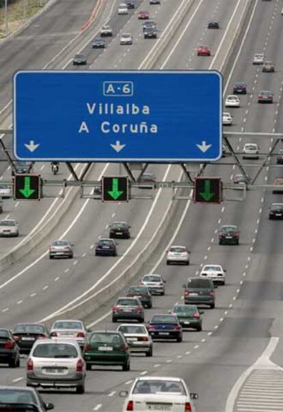 Estado de la A-6 (autovía de A Coruña) este mediodía a su salida de Madrid.