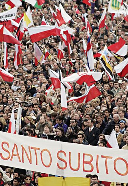 Los fieles portaban banderas, sobre todo polacas, y pancartas que pedían la pronta canonización de Juan Pablo II.