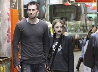 Dakota Fanning y Chris Evans, en un fotograma de<i> Push. </i>