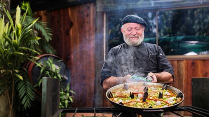 Vicente García elabora un arroz con verduras y marisco.