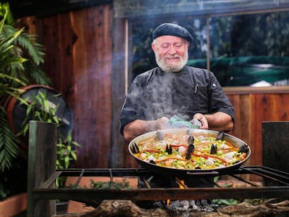 Vicente García elabora un arroz con verduras y marisco.