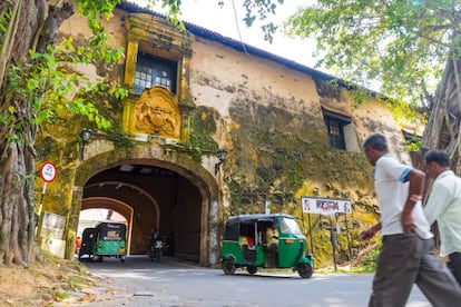 Galle, el gran destino del sur por excelencia, es un lugar exótico que huele a especias, pero también un maravilloso conjunto de edificios coloniales holandeses. El hombre y la naturaleza han unido esfuerzos para producir en este rincón de la isla una obra de arte de la arquitectura: la fortaleza de Galle (en la imagen, la antigua puerta, de 1669). Los holandeses trazaron calles y edificios, los cingaleses le añadieron color y estilo, y la naturaleza hizo el resto: envolverla de vegetación tropical, humedad y aire salino. El resultado es un encantador casco antiguo con galerías de arte, tiendas singulares, cafés-boutique y pensiones, y algunos hoteles espléndidos. En la fortaleza hay 400 casas históricas, iglesias, mezquitas, templos y antiguos edificios comerciales. Para los turistas es el reclamo urbano número uno del país.