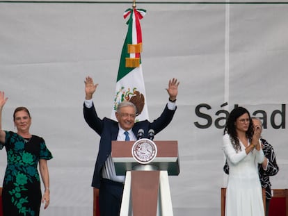 Andrés Manuel López Obrador saluda durante informe de este sábado en el Zócalo capitalino.