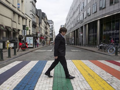 Carles Puigdemont camina hacia el Parlamento europeo.