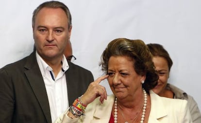 Alberto Fabra y Rita Barberá en la sede del PP en la noche de la derrota electoral.