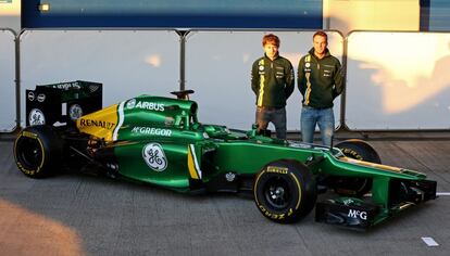 Charles Pic y Giedo van der Gade posan con el nuevo monoplaza de Caterham.