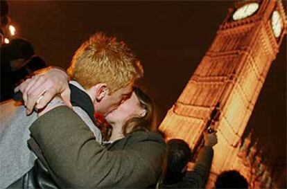 Una pareja se besa ante el Big Ben, en Londres.