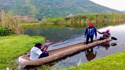 Breezy Beats graba a Clef Musica en el lago Bunyonyi, Uganda.