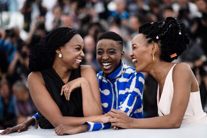 Las actrices kenianas Samantha Mugatsia (c) y Sheila Munyiva (d) posan junto a la directora de cine Wanuri Kahiu (i) durante el pase gráfico de la película 'Rafiki' que se presenta en la sección Un Certain Regard en la 71ª edición del Festival de cine de Cannes.