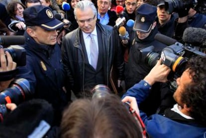 Judge Baltasar Garzón arrives at the Supreme Court on March 7, where he was quizzed over wiretaps he ordered on members of the Gürtel ring and their lawyers.