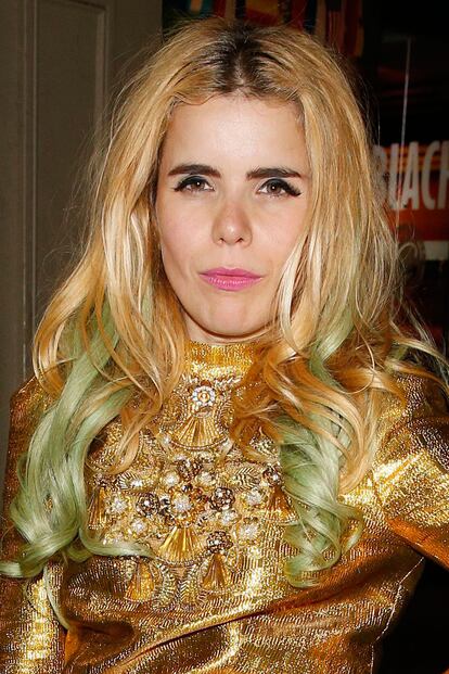 Paloma Faith se pasa al rubiio con mechas verdes después de haber llevado todo el pelo teñido de naranja intenso el año pasado.