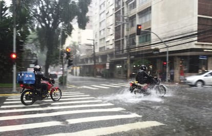 Ruas alagadas pela chuva em São Paulo.
