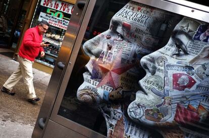 Un hombre pasa junto a un cartel, en Times Square.