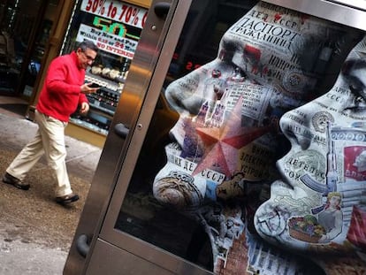 Homem caminha pela Times Square.