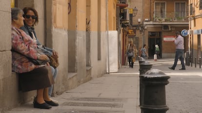 Vecinas de Lavapiés charlando en la calle. 