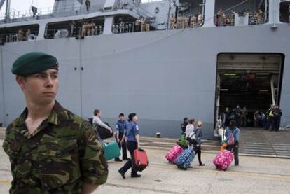 Militares y civiles británicos embarcan en el buque de la Marina de Reino Unido <i>Albion,</i> en el puerto de Santander.