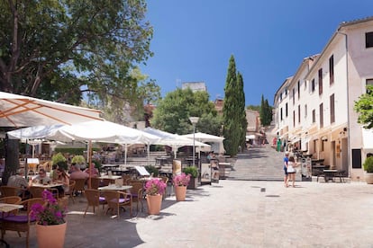 Street cafes and restaurant at market place Placa Major, Pollenca, Majorca, Balearic Islands, Spain, Europe