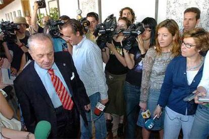Fraga, a su llegada a Oviedo, donde forma parte del jurado del Príncipe de Asturias de Ciencias Sociales 2005.