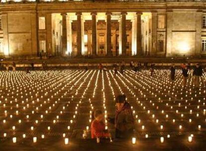 Velas encendidas en la plaza de Bolívar, en Bogotá, para protestar contra el asesinato de los 11 diputados colombianos.