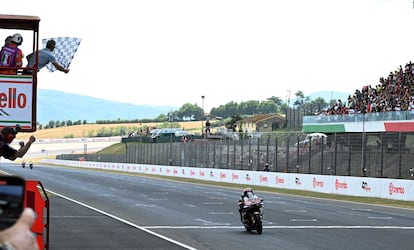 Marc Márquez atraviesa la línea de meta este domingo en el GP de Italia.