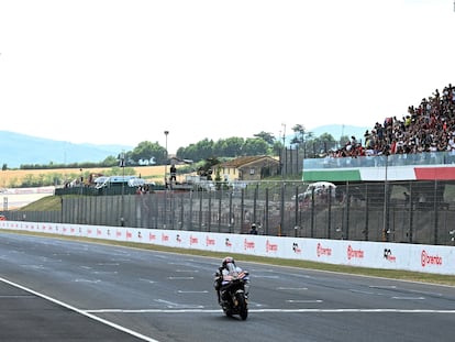 Marc Márquez atraviesa la línea de meta este domingo en el GP de Italia.