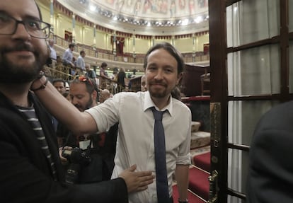 Pablo iglesias abandona el hemiciclo.