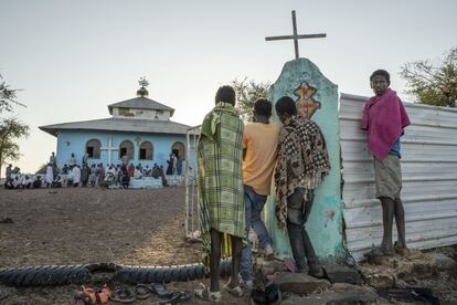 Varios refugiados escuchan a un sacerdote durante una misa, en una iglesia cerca del campamento de refugiados de Umm Rakouba en Qadarif, Sudán oriental.