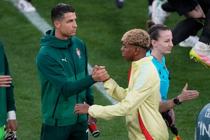 Cristiano Ronaldo, y Lamine Yamal se dan la mano antes del partido de fútbol de la final de la Nations League entre Portugal y España.