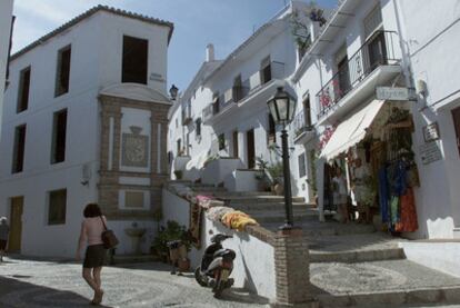 Una de las calles del centro histórico de Frigiliana, en la Axarquía malagueña.