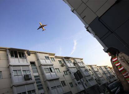 Un avión atraviesa el cielo sobre San Fernando de Henares, uno de los pueblos de Madrid cercanos al aeropuerto de Barajas.