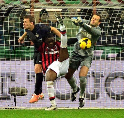 Balotelli intenta el remate ante el portero Samir Handanovic y Campagnaro