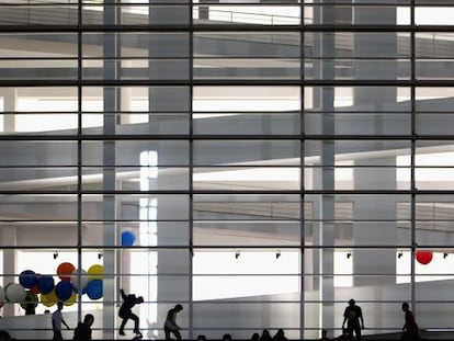 Unos globos en la planta baja del museo a última hora de ayer parecen querer celebrar los 25 años de la Fundación Macba.
