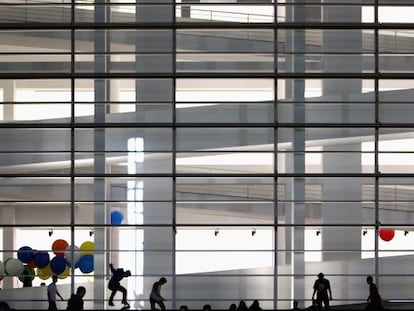 Unos globos en la planta baja del museo a &uacute;ltima hora de ayer parecen querer celebrar los 25 a&ntilde;os de la Fundaci&oacute;n Macba. 