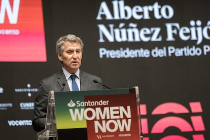 El presidente del PP, Alberto Núñez Feijóo, este jueves, durante la segunda jornada del foro Santander Women Now, en Madrid.