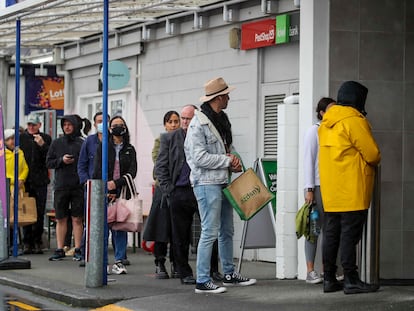 Cola de personas para entrar en un supermercado en Auckland, hoy.